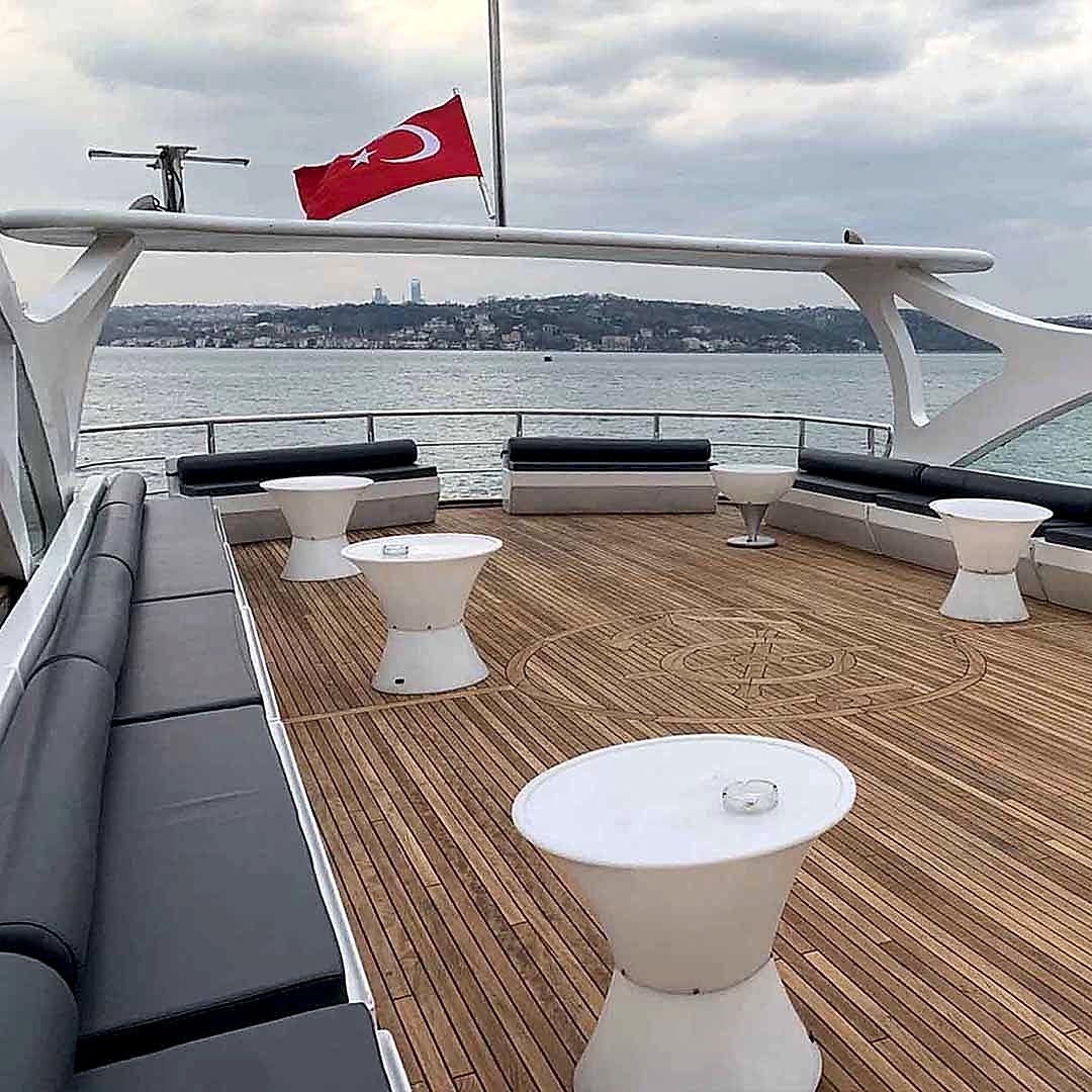 Boğazda Teknede Şirket Yemeği