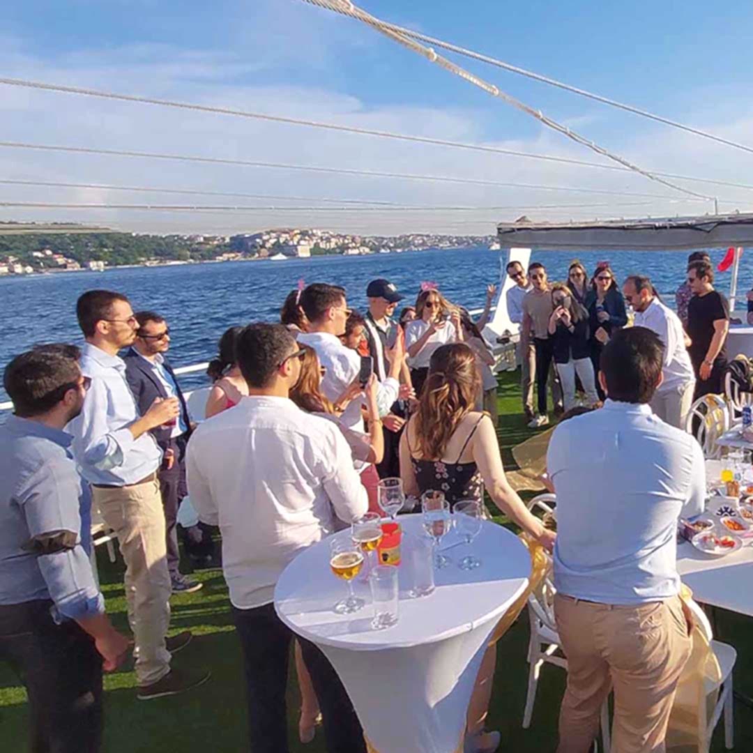 Teknede Şirket Yemeği Eğlencesi
